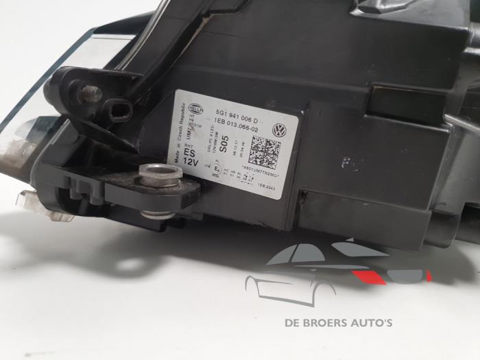 Faro derecha de un Volkswagen Golf VII (AUA) 1.0 TSI 12V 2017