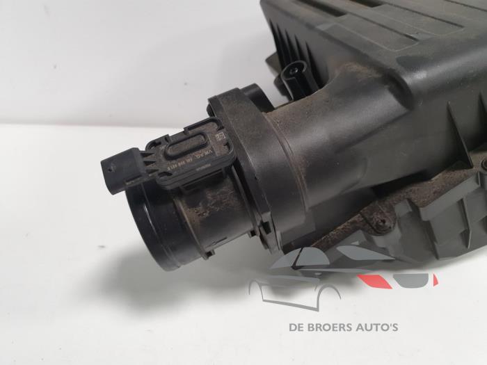 Luftfiltergehäuse van een Volkswagen Golf VII (AUA) 1.6 TDI 16V 2015