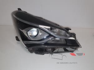 Używane Reflektor prawy Toyota Yaris III (P13) 1.8 16V GRMN Cena € 300,00 Procedura marży oferowane przez De Broers Auto's