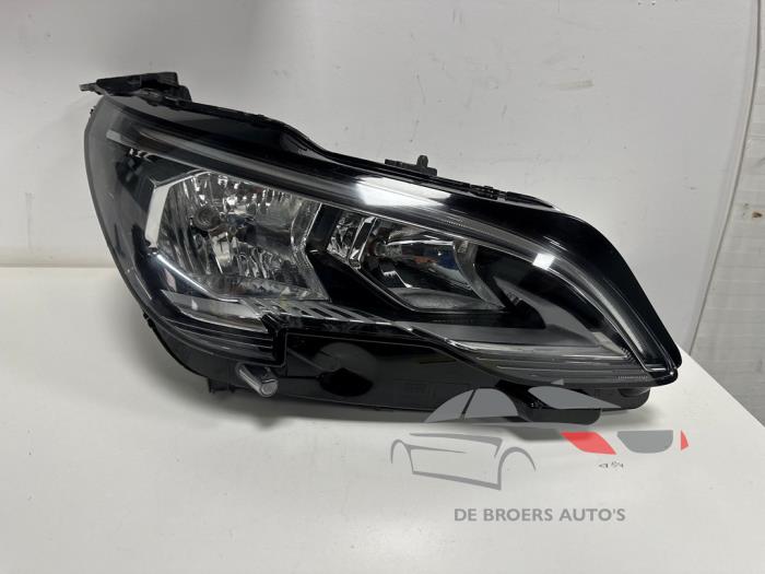 Używane Reflektor prawy Peugeot 3008 II (M4/MC/MJ/MR) Cena € 400,00 Procedura marży oferowane przez De Broers Auto's