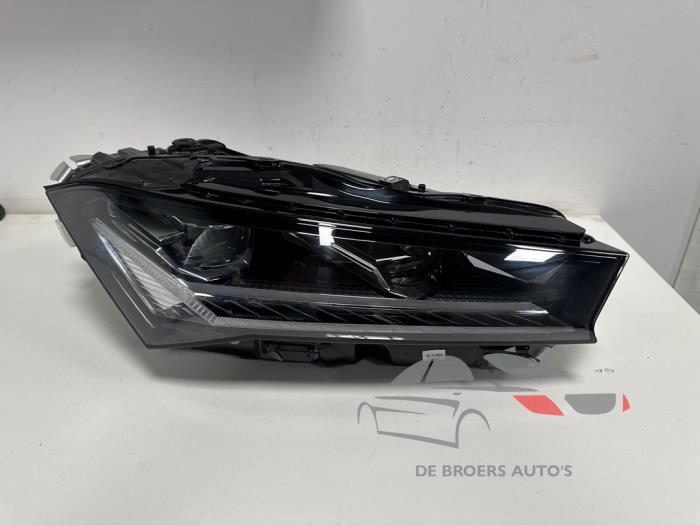 Używane Reflektor prawy Skoda Superb Combi (NZ5) Cena € 700,00 Procedura marży oferowane przez De Broers Auto's