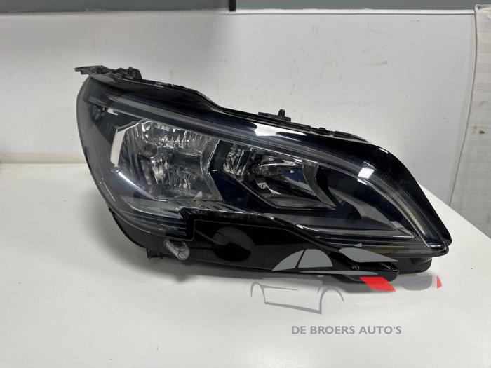 Używane Reflektor prawy Peugeot 3008 II (M4/MC/MJ/MR) Cena € 400,00 Procedura marży oferowane przez De Broers Auto's