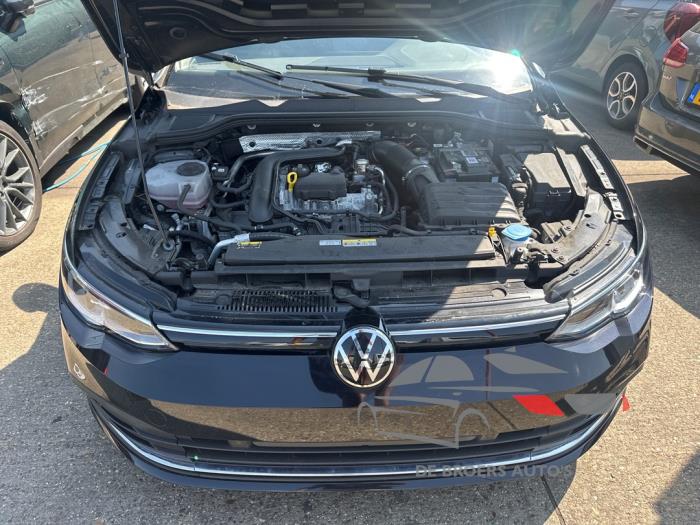 Engine from a Volkswagen Golf VIII (CD1) 1.0 eTSI 12V 2022
