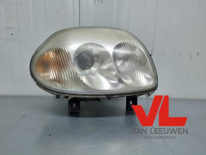 Używane Reflektor prawy Renault Clio II (BB/CB) 1.4 16V Si Cena € 18,00 Procedura marży oferowane przez Van Leeuwen Auto Onderdelen