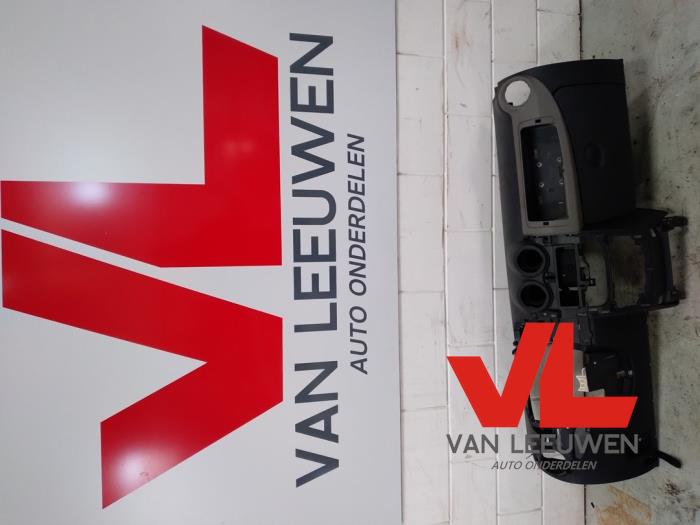 Używane Panel Dacia Sandero I (BS) 1.2 16V Cena € 57,50 Procedura marży oferowane przez Van Leeuwen Auto Onderdelen