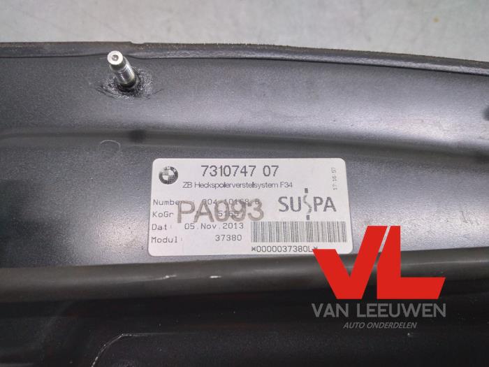 Spoiler mechanism from a BMW 3 serie Gran Turismo (F34) 320d xDrive 2.0 16V 2013