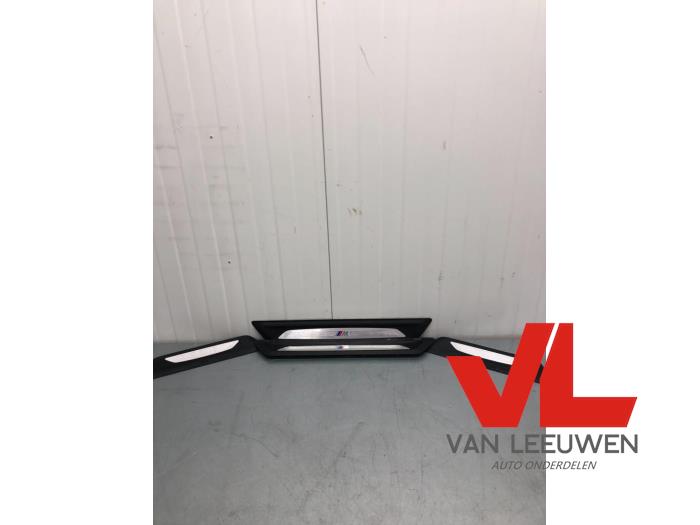 Sill trim set
