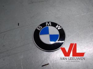 Używane Emblemat BMW 3 serie Gran Turismo (F34) 320d xDrive 2.0 16V Cena € 17,50 Procedura marży oferowane przez Van Leeuwen Auto Onderdelen
