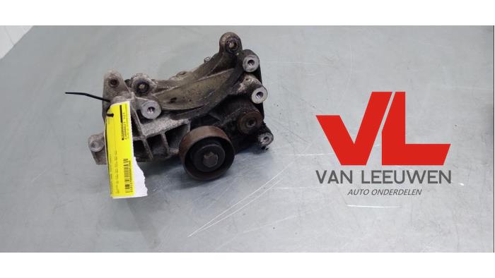 Usagé Support dynamo bas Peugeot 206 (2A/C/H/J/S) 1.6 16V Prix € 18,00 Règlement à la marge proposé par Van Leeuwen Auto Onderdelen