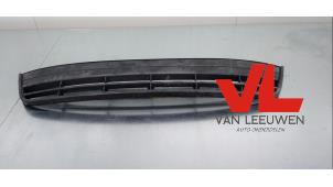 Używane Grill Volkswagen Tiguan Cena € 30,00 Procedura marży oferowane przez Van Leeuwen Auto Onderdelen
