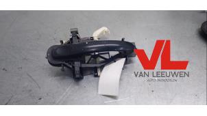 Used Sliding door handle, right Volkswagen Caddy III (2KA,2KH,2CA,2CH) 2.0 SDI Price € 20,00 Margin scheme offered by Van Leeuwen Auto Onderdelen