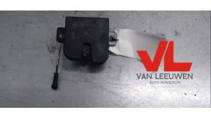 Gebrauchte Schließmechanik Heckklappe Volkswagen Caddy III (2KA,2KH,2CA,2CH) 2.0 SDI Preis € 9,50 Margenregelung angeboten von Van Leeuwen Auto Onderdelen