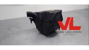 Używane Obudowa filtra powietrza Ford Focus 3 1.0 Ti-VCT EcoBoost 12V 100 Cena € 22,50 Procedura marży oferowane przez Van Leeuwen Auto Onderdelen