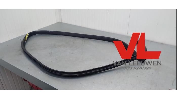Front door seal 4-door, right from a Ford Focus 3 1.0 Ti-VCT EcoBoost 12V 100 2013