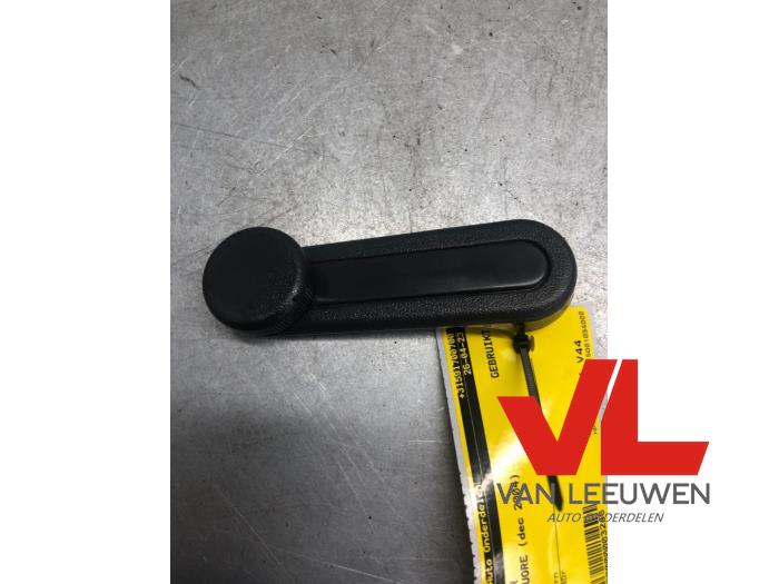 Usados Manivela de ventanilla Daihatsu Cuore (L251/271/276) 1.0 12V DVVT Precio € 4,00 Norma de margen ofrecido por Van Leeuwen Auto Onderdelen