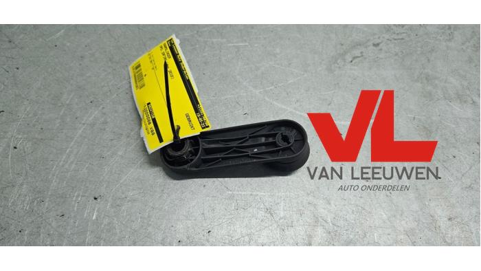Usados Manivela de ventanilla Opel Zafira (M75) 1.8 16V Ecotec Precio € 4,00 Norma de margen ofrecido por Van Leeuwen Auto Onderdelen