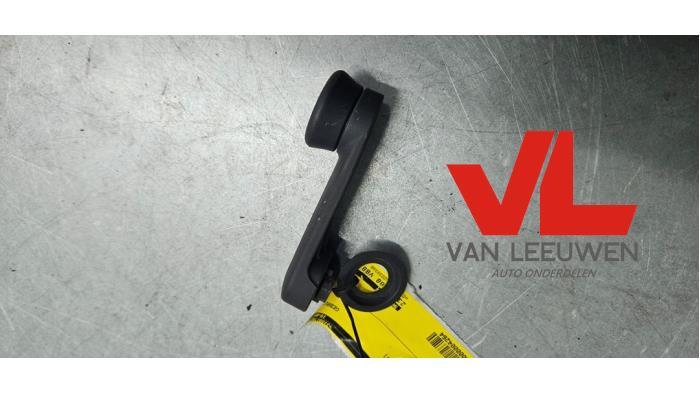 Usados Manivela de ventanilla Opel Zafira (M75) 1.8 16V Ecotec Precio € 4,00 Norma de margen ofrecido por Van Leeuwen Auto Onderdelen