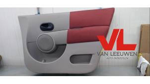 Używane Tapicerka drzwi prawych przednich wersja 4-drzwiowa Renault Modus/Grand Modus (JP) 1.2 16V Cena € 30,00 Procedura marży oferowane przez Van Leeuwen Auto Onderdelen