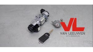 Używane Zestaw zamków Mazda 5 (CR19) 1.8i 16V Cena € 50,00 Procedura marży oferowane przez Van Leeuwen Auto Onderdelen