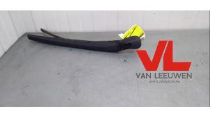 Used Rear wiper arm BMW 5 serie Touring (F11) 520i 16V Price € 19,00 Margin scheme offered by Van Leeuwen Auto Onderdelen