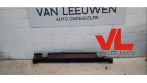 Używane Próg drzwi prawa BMW Mini One/Cooper (R50) 1.6 16V One Cena € 35,00 Procedura marży oferowane przez Van Leeuwen Auto Onderdelen