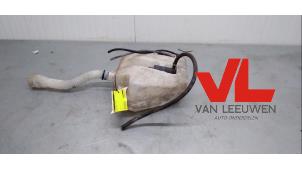 Usagé Réservoir lave-glace avant Lancia Phedra 3.0 V6 24V Prix € 15,00 Règlement à la marge proposé par Van Leeuwen Auto Onderdelen