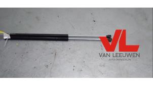 Usados Amortiguador de gas de maletero Lancia Phedra 3.0 V6 24V Precio € 10,00 Norma de margen ofrecido por Van Leeuwen Auto Onderdelen