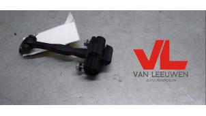 Używane Ogranicznik drzwi lewych tylnych wersja 4-drzwiowa Ford Fiesta 6 (JA8) 1.0 EcoBoost 12V 100 Cena € 15,00 Procedura marży oferowane przez Van Leeuwen Auto Onderdelen