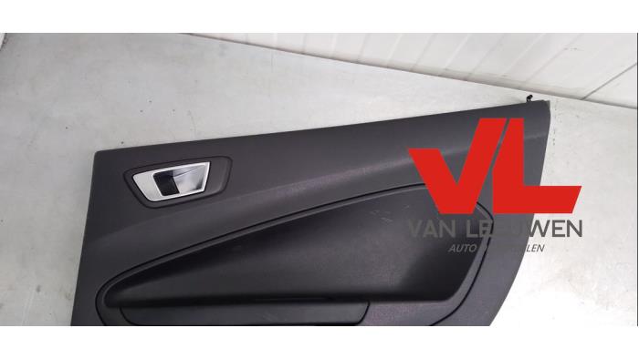 Tapizado de puerta de 4 puertas derecha detrás de un Ford Fiesta 6 (JA8) 1.0 EcoBoost 12V 100 2015