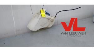 Usagé Réservoir lave-glace avant Volkswagen Golf III Cabrio (1E) 1.8 Prix € 15,00 Règlement à la marge proposé par Van Leeuwen Auto Onderdelen