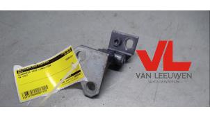 Używane Zawias drzwi lewych przednich Volkswagen Golf VI (5K1) Cena € 10,00 Procedura marży oferowane przez Van Leeuwen Auto Onderdelen