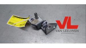 Używane Zawias drzwi lewych przednich Volkswagen Golf VI (5K1) Cena € 10,00 Procedura marży oferowane przez Van Leeuwen Auto Onderdelen
