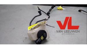 Gebrauchte Bremsflüssigkeitsbehälter Ford Focus 1 Wagon 1.6 16V Preis € 10,00 Margenregelung angeboten von Van Leeuwen Auto Onderdelen