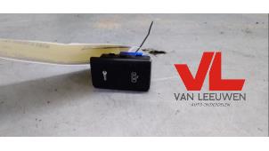 Used Central locking switch Volkswagen Golf Plus (5M1/1KP) Price € 5,00 Margin scheme offered by Van Leeuwen Auto Onderdelen