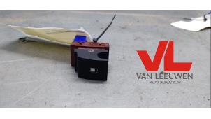 Używane Przelacznik klapy wlewu paliwa Volkswagen Golf V (1K1) Cena € 5,00 Procedura marży oferowane przez Van Leeuwen Auto Onderdelen