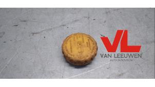 Używane Naczynie wzbiorcze czapka Opel Zafira (M75) 2.2 16V Direct Ecotec Cena € 8,00 Procedura marży oferowane przez Van Leeuwen Auto Onderdelen