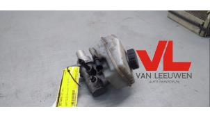 Używane Glówny cylinder hamulcowy Opel Zafira (M75) 2.2 16V Direct Ecotec Cena € 10,00 Procedura marży oferowane przez Van Leeuwen Auto Onderdelen
