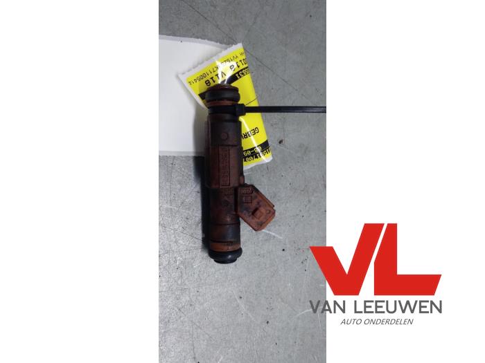 Injector (petrol injection) from a Volvo XC70 (SZ) XC70 2.4 T 20V 2000