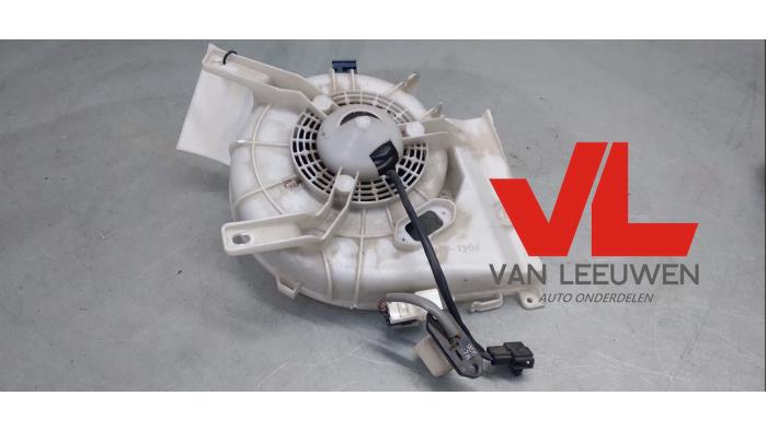 Heating and ventilation fan motor from a Toyota Land Cruiser 90 (J9) 3.0 TD Challenger 1996