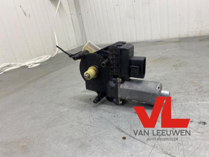 Usados Motor de ventanilla de puerta Audi Allroad (C5) 2.7 T 30V Precio € 13,50 Norma de margen ofrecido por Van Leeuwen Auto Onderdelen