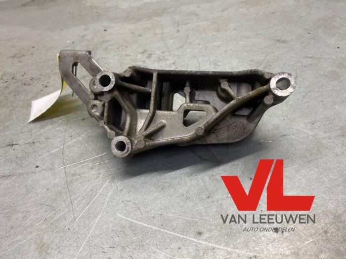 Usagé Support dynamo haut Volkswagen Golf VI (5K1) 1.2 TSI Prix € 23,00 Règlement à la marge proposé par Van Leeuwen Auto Onderdelen