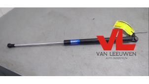 Używane Amortyzator gazowy prawy tyl Daihatsu Cuore (L251/271/276) 1.0 12V DVVT Cena € 20,00 Procedura marży oferowane przez Van Leeuwen Auto Onderdelen
