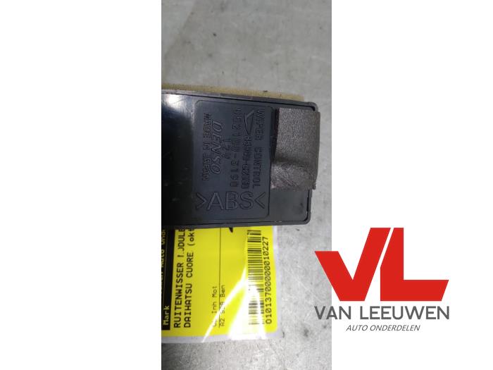 Używane Modul wycieraczek Daihatsu Cuore (L251/271/276) 1.0 12V DVVT Cena € 9,00 Procedura marży oferowane przez Van Leeuwen Auto Onderdelen