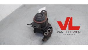 Usagé Support moteur Daihatsu Cuore (L251/271/276) 1.0 12V DVVT Prix € 25,00 Règlement à la marge proposé par Van Leeuwen Auto Onderdelen
