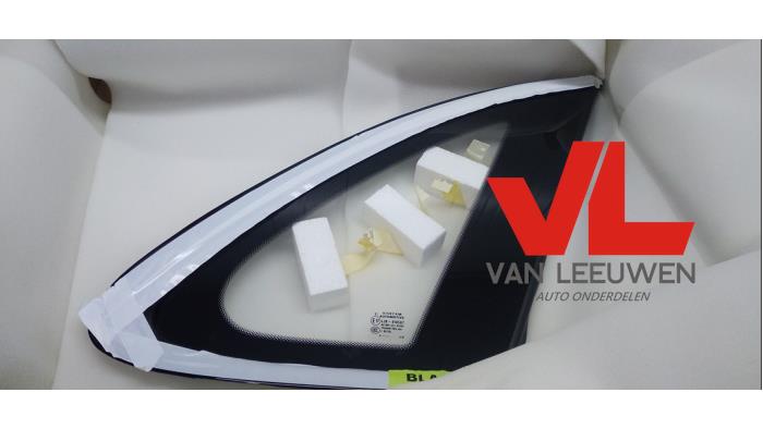 Usados Ventanilla triangular derecha detrás Porsche Cayenne Coupe (9YB) Precio € 453,75 IVA incluido ofrecido por Van Leeuwen Auto Onderdelen