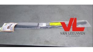 Używane Uszczelka drzwi prawych tylnych wersja 4-drzwiowa Renault Trafic New (JL) Cena € 18,15 Z VAT oferowane przez Van Leeuwen Auto Onderdelen
