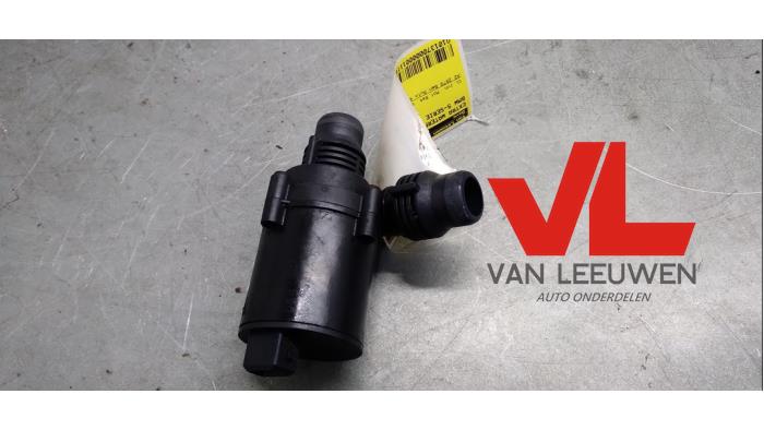 Begagnade Extra vattenpump BMW 5 serie (E39) 530i 24V Pris € 18,00 Marginaltabell erbjuds av Van Leeuwen Auto Onderdelen