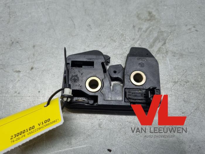 Tailgate lock mechanism from a Seat Arosa (6H1) 1.4 MPi 1999