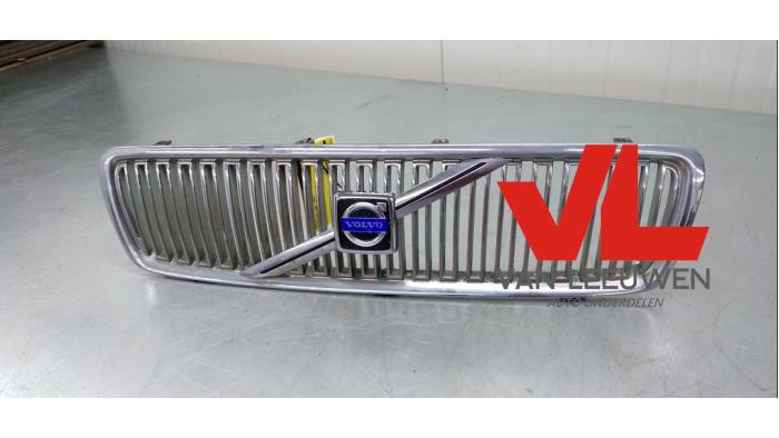Grille from a Volvo V70 (SW) 2.4 D5 20V 2002