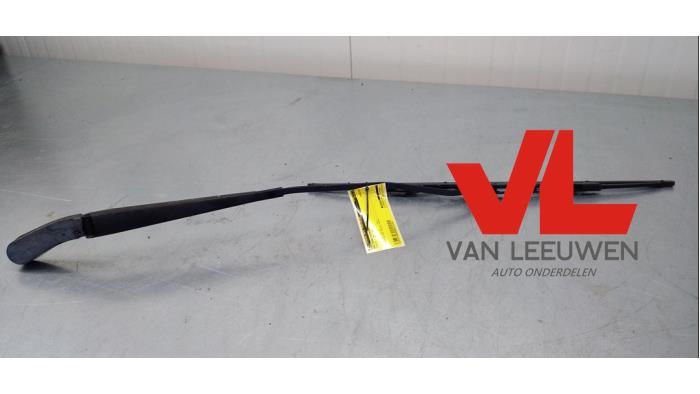 Rear wiper blade arm